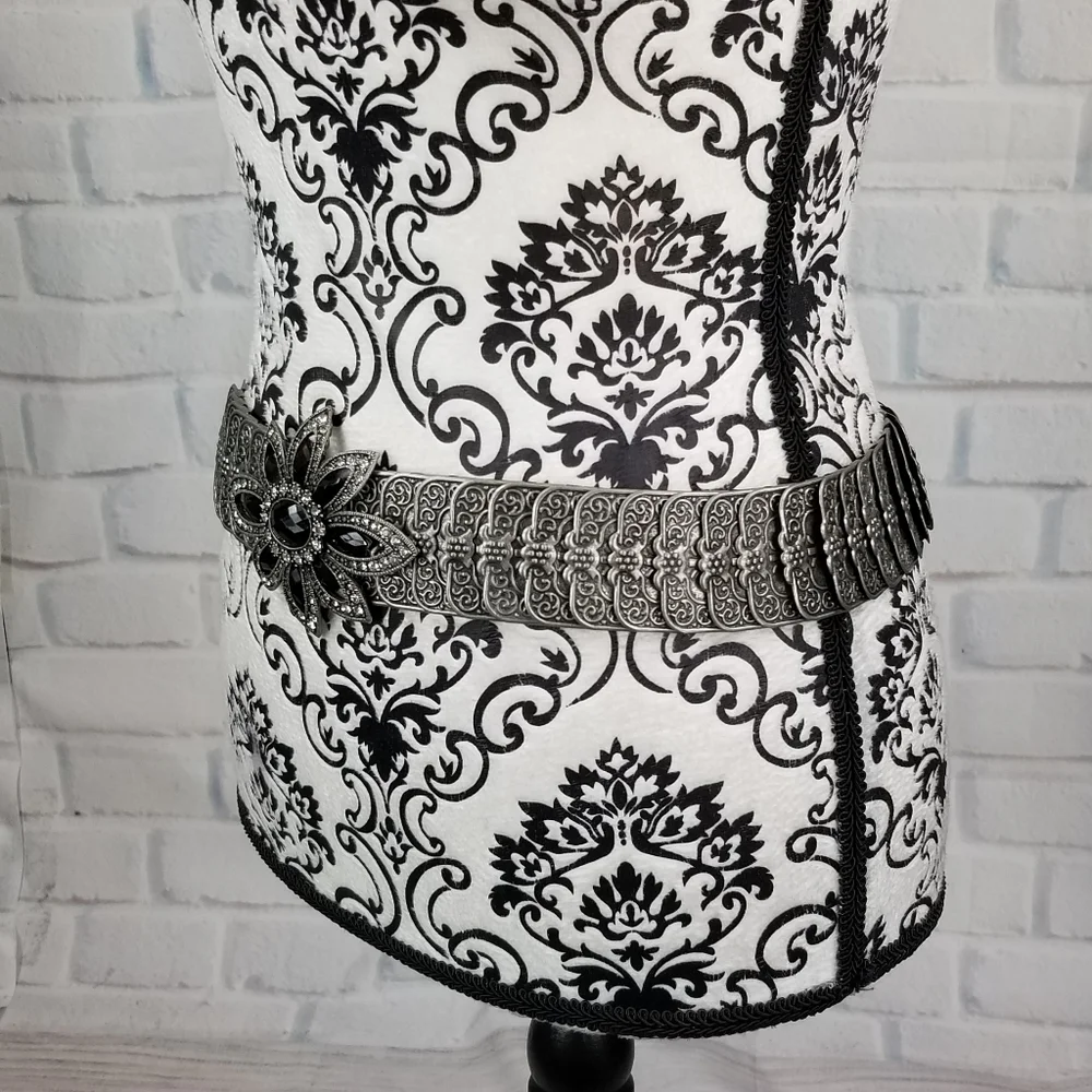 Beautiful Metal stretch jeweled belt hook Closure